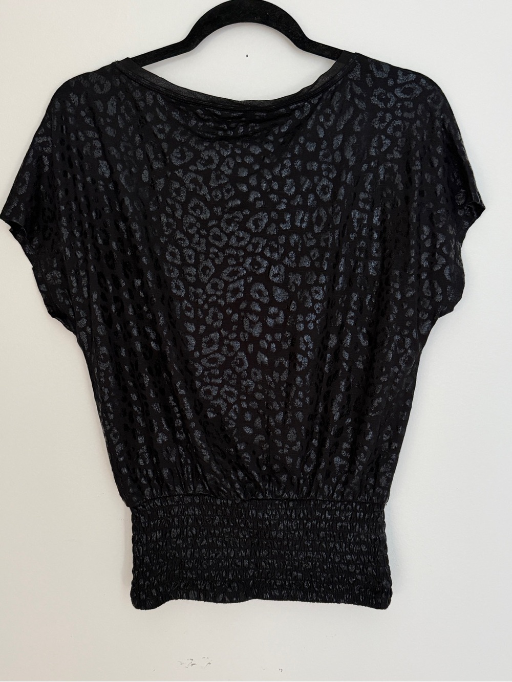 White House Black Market Black Leopard-Print Short Sleeve Shiny Top XS - Picture 4 of 4